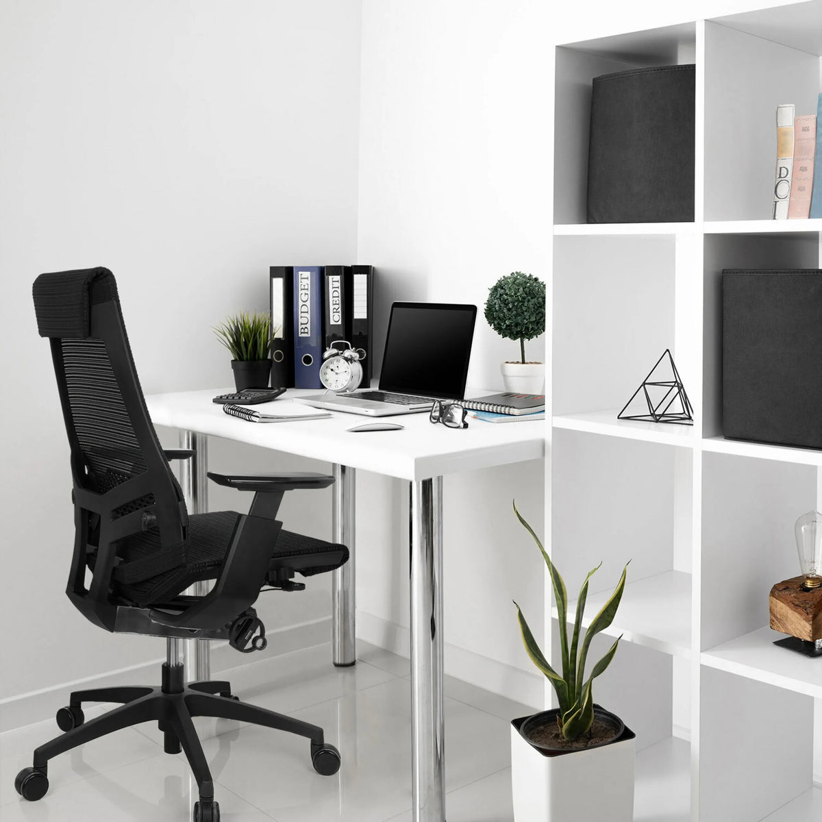 Musta Ammattitason toimistotuoli GENIDIA SMART BLACK verkkoselkänojalla ja käsinojilla, valmistaja hjh OFFICE