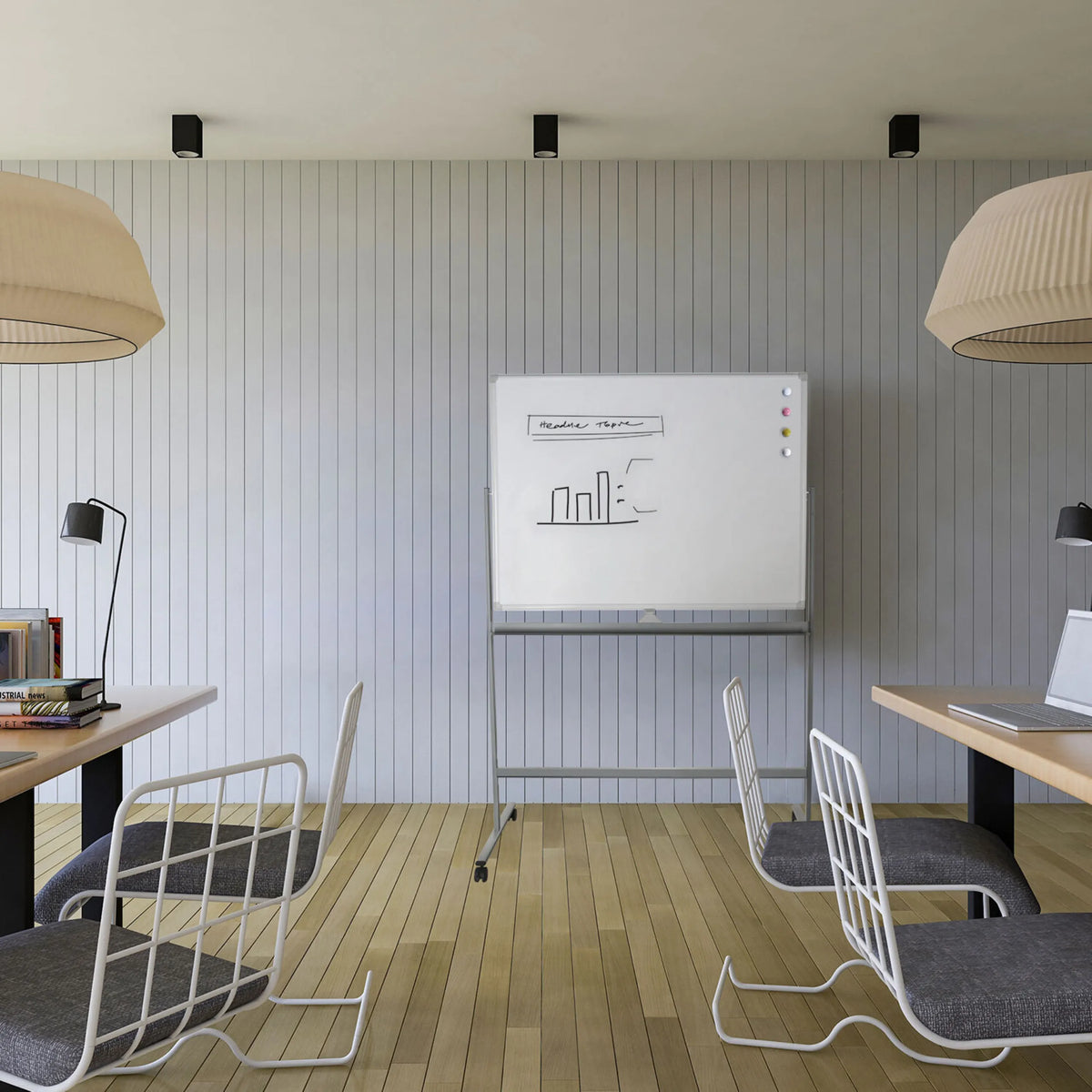 Kirjoitustaulu MULTIBOARD I valkoisena ja hopeisena pyörillä varustetussa jalustassa modernissa toimistotilassa, valmistaja hjh OFFICE