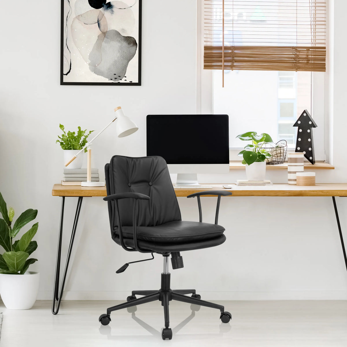 Musta Home Office -toimistotuoli SMALLO käsinojilla ja pyörillä työpöydän ääressä, valmistaja hjh OFFICE