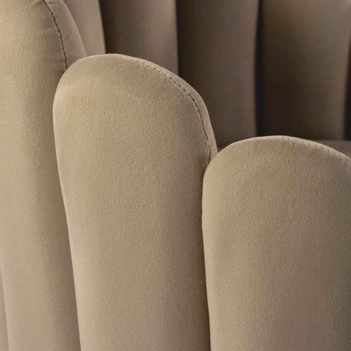 Ruokasalin tuolin SCALLORE beige kangaspäällysteen saumayksityiskohta, valmistaja hjh LIVING