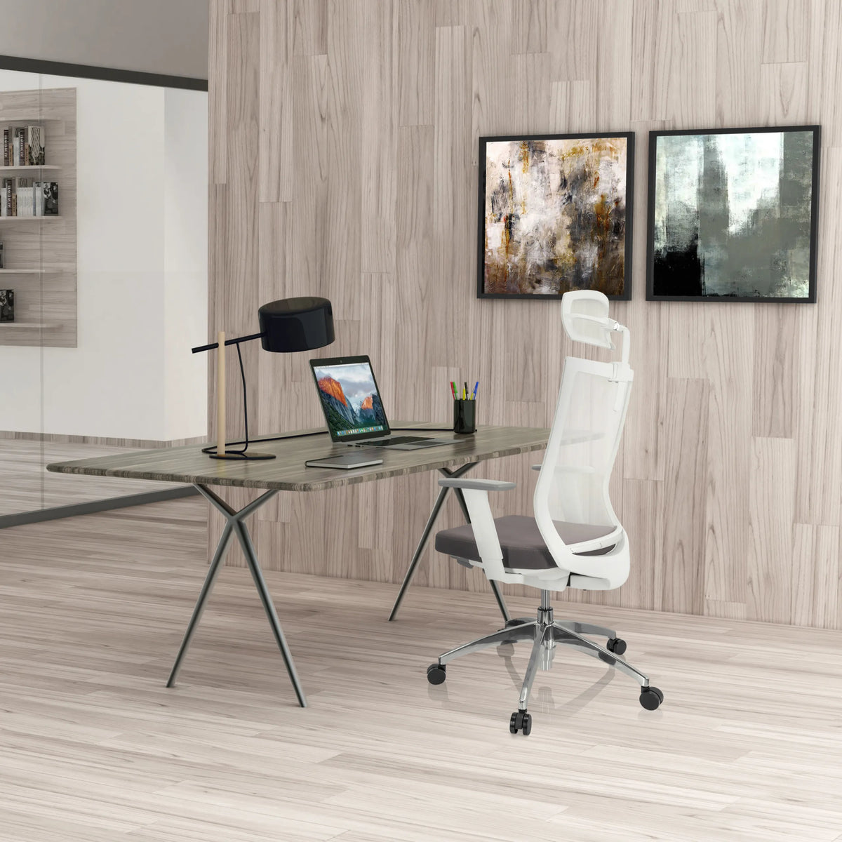 Ammattitason toimistotuoli ASPEN WHITE PRO harmaana ja valkoisena työpöydän ääressä, valmistaja hjh OFFICE