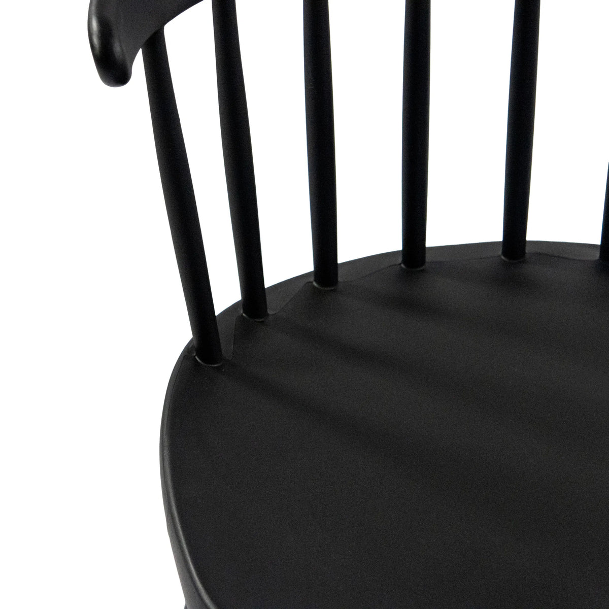 Ruokasalin tuoli ARTIFO RIB-tuolin musta selkänoja pystyrimoilla, valmistaja hjh LIVING