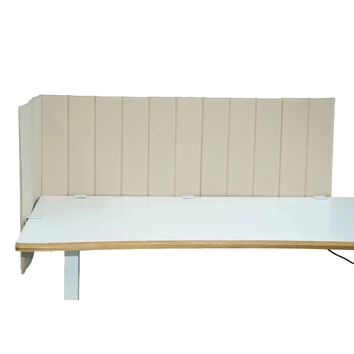 Beige työpöydän väliseinä FLEXMIUT ROLL, jossa on pystytikkaukset valkoisella työpöydällä, valmistaja hjh OFFICE