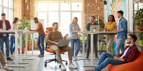 ein modernes Start-up mit vielen kreativen, jungen Geschäftsleuten