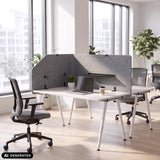 Harmaa työpöydän väliseinä FLEXMIUT T TOP, pituus 160 cm, valkoisella työpöydällä, valmistaja hjh OFFICE (tekoälyllä luotu kuva)
