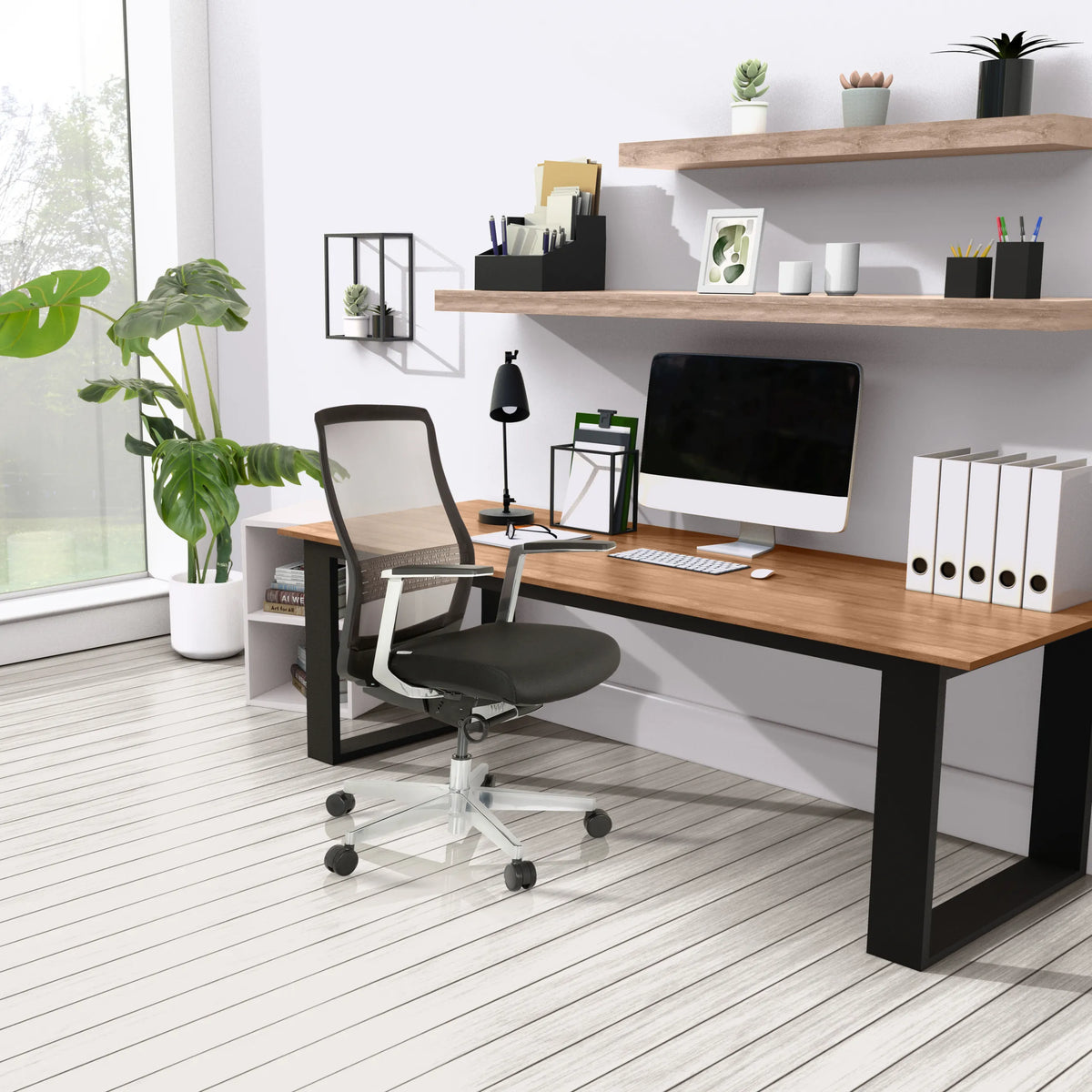 High End -toimistotuoli FOUNTAINE PRO mustana verkkoselkänojalla työpöydän edessä, valmistaja hjh OFFICE