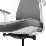 Ammattitason toimistotuoli CHIARO T4 WHITE-tuolin harmaa istuin ja selkänoja, valmistaja hjh OFFICE