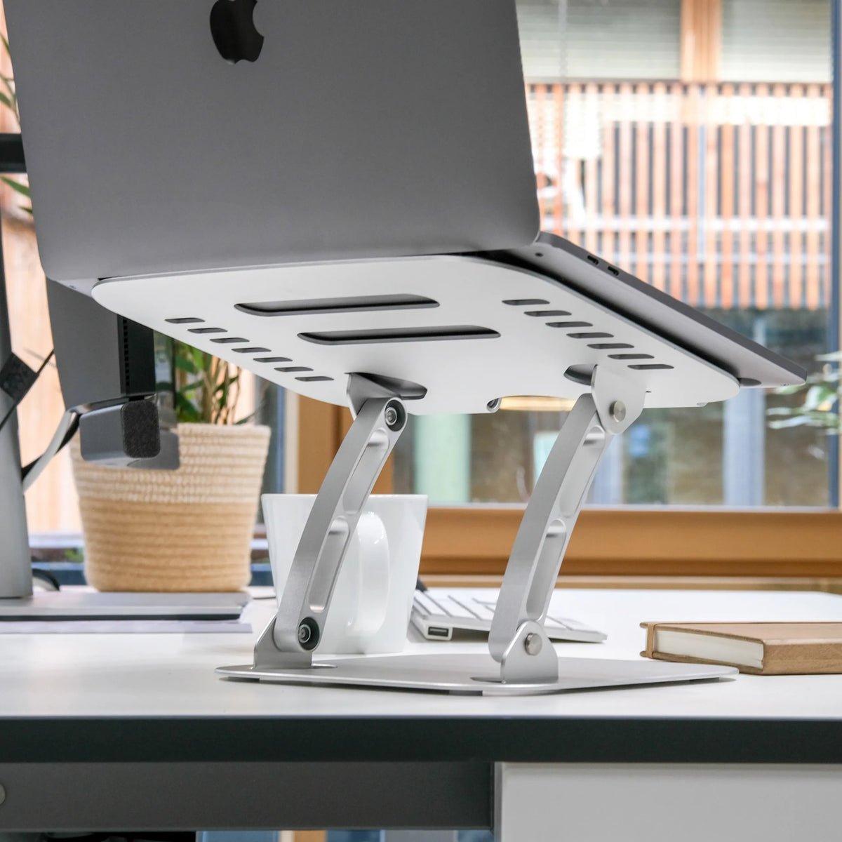 Kannettavan tietokoneen alusta LAPTOP STAND-alustan hopeanvärinen säätömekanismi, valmistaja hjh OFFICE
