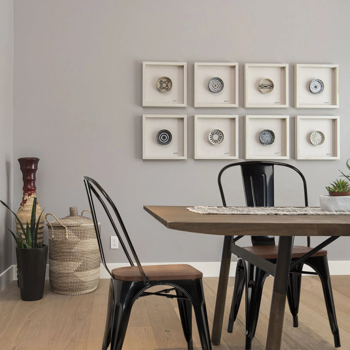 Mustat VANTAGGIO COMFORT W-bistrotuolit, joissa on puinen istuinosa, ruokapöydän ääressä, valmistaja hjh OFFICE