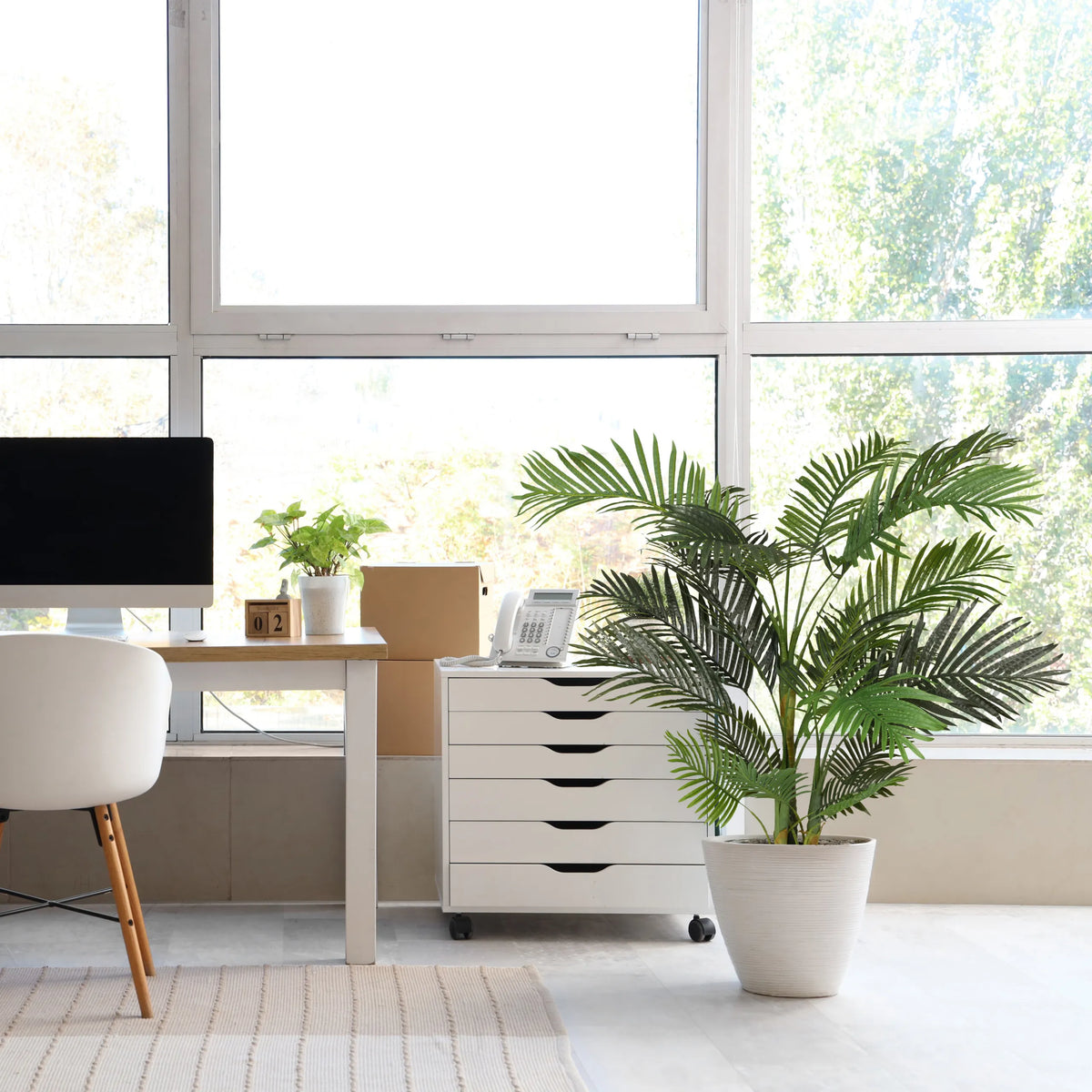 Vihreä tekokasvi ARECA II valkoisessa ruukussa valkoisen laatikkokaapin vieressä, valmistaja hjh OFFICE