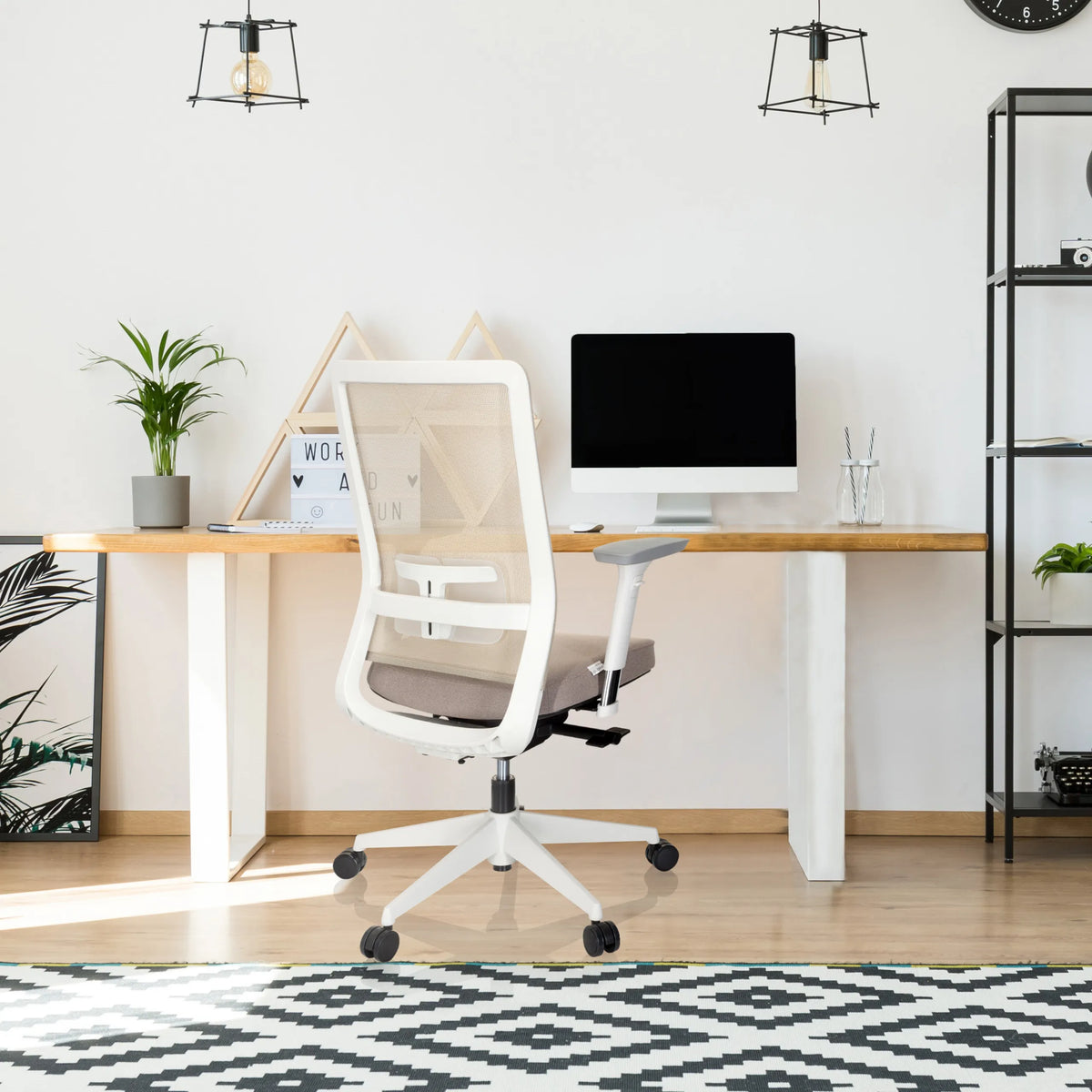 Beige Ammattitason toimistotuoli PURE WHITE, jossa on verkkoselkänoja ja valkoiset käsinojat, valmistaja hjh OFFICE