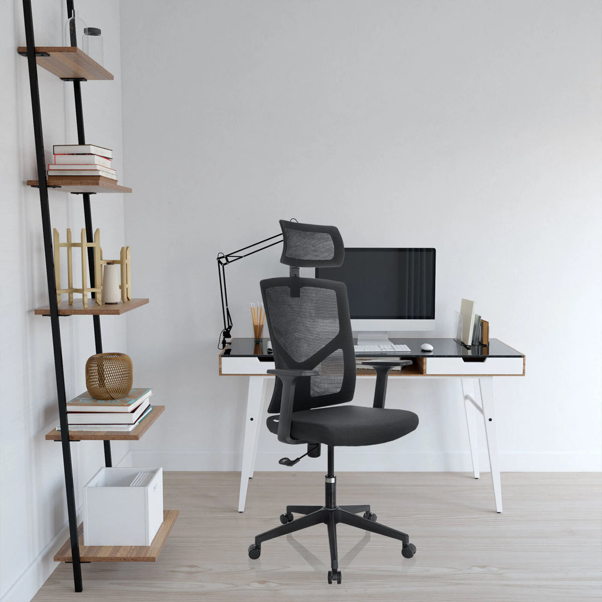 Musta BRETON B Home Office -toimistotuoli, jossa on verkkoselkänoja, niskatuki ja pyörät työpöydän edessä, valmistaja hjh OFFICE