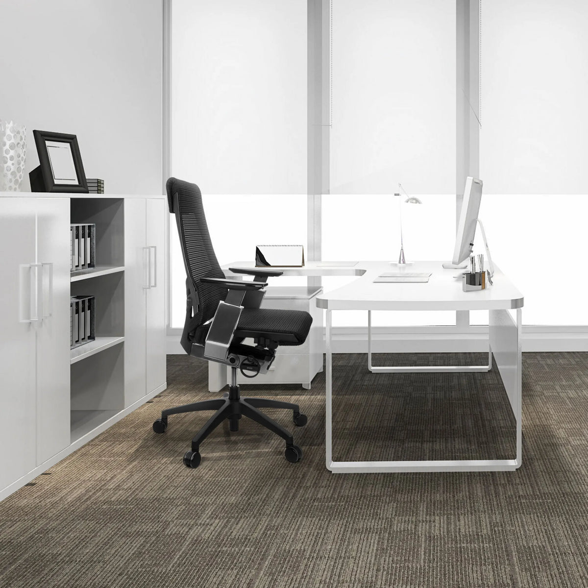 Ammattitason toimistotuoli GENIDIA SMART BLACK CM, jossa on musta verkkoselkänoja ja kromirunko, valmistaja hjh OFFICE