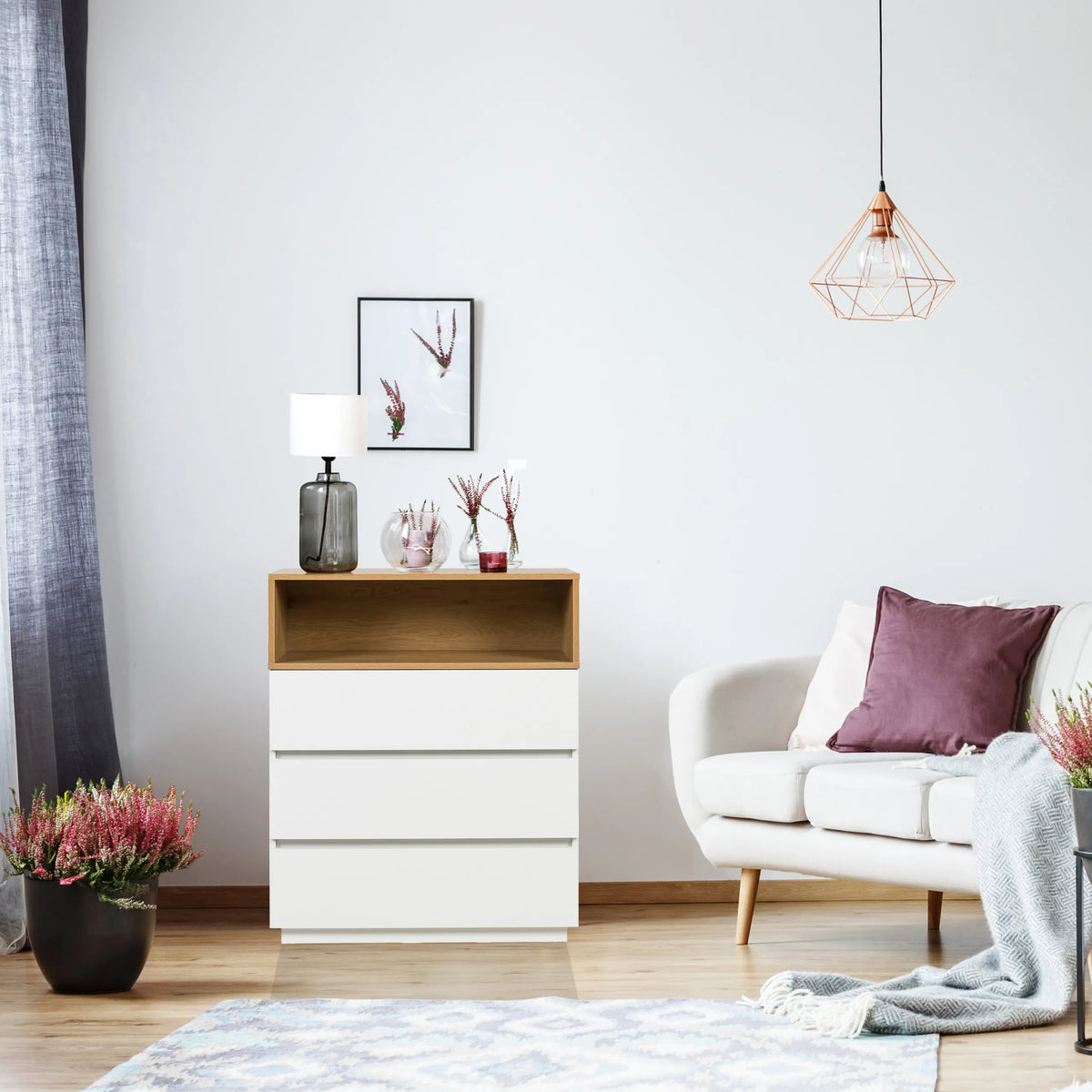 Lipasto MELMO K värissä valkoinen ja tammi, jossa on kolme laatikkoa ja avohylly, valmistaja hjh LIVING