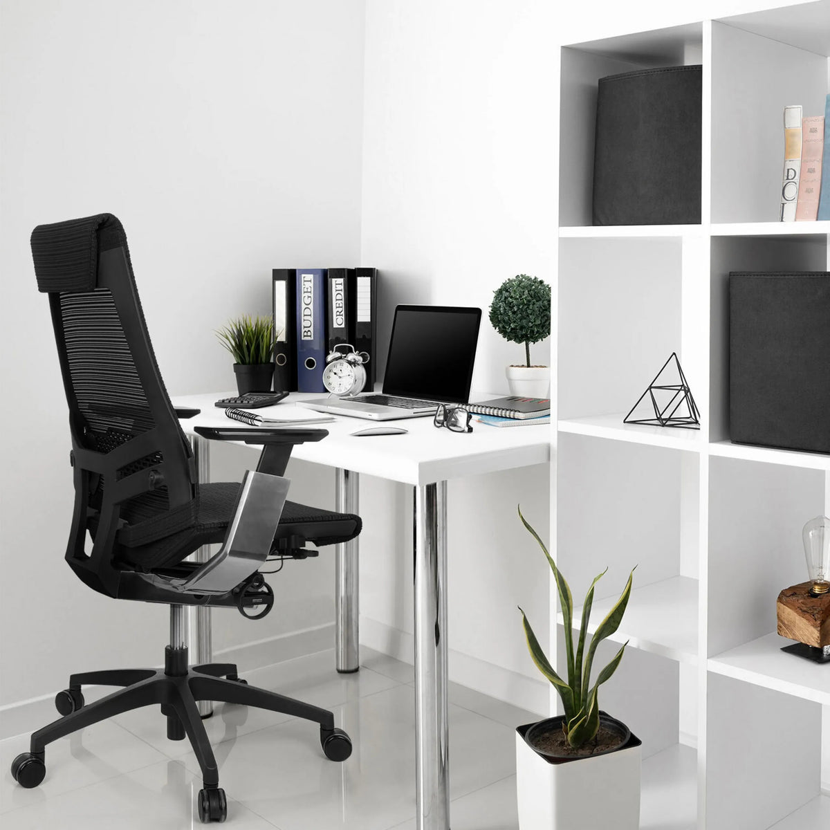 Musta Ammattitason toimistotuoli GENIDIA SMART BLACK CM verkkoselkänojalla ja kromirungolla, valmistaja hjh OFFICE