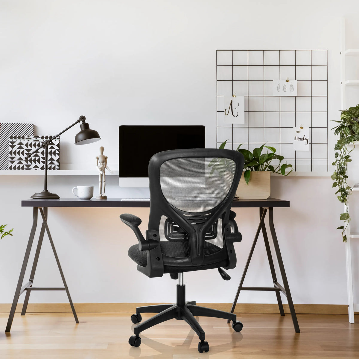 Musta Home Office -toimistotuoli BELIO, jossa on verkkoselkänoja ja käsinojat, valmistaja hjh OFFICE