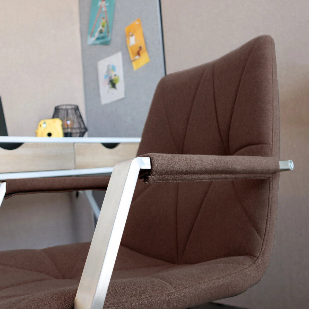 SARANTO II Home Office -toimistotuolin käsinoja ruskealla verhoilulla, valmistaja hjh OFFICE