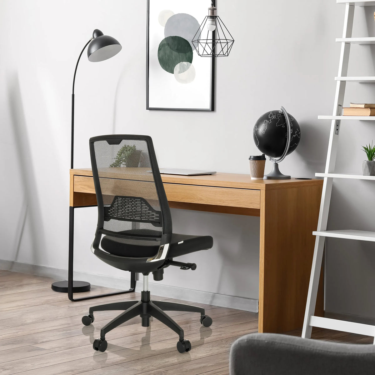 Musta Ammattitason toimistotuoli PORTO ECO I verkkoselkänojalla puisen työpöydän ääressä, valmistaja hjh OFFICE