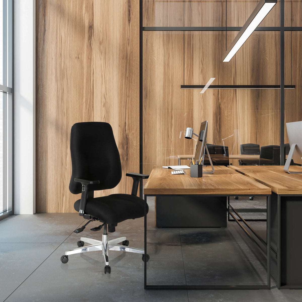 Musta Ammattitason toimistotuoli ZENIT COMFORT, jossa on käsinojat ja pyörät, työpöydän ääressä, valmistaja hjh OFFICE