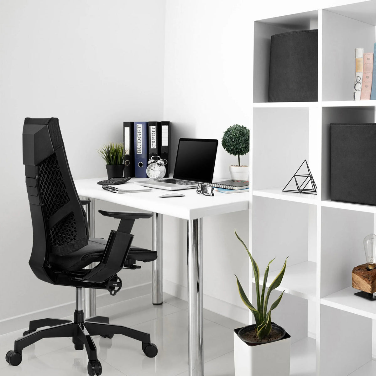 High End -toimistotuoli GENIDIA BLACK mustassa nahassa valkoisen työpöydän ääressä, valmistaja hjh OFFICE