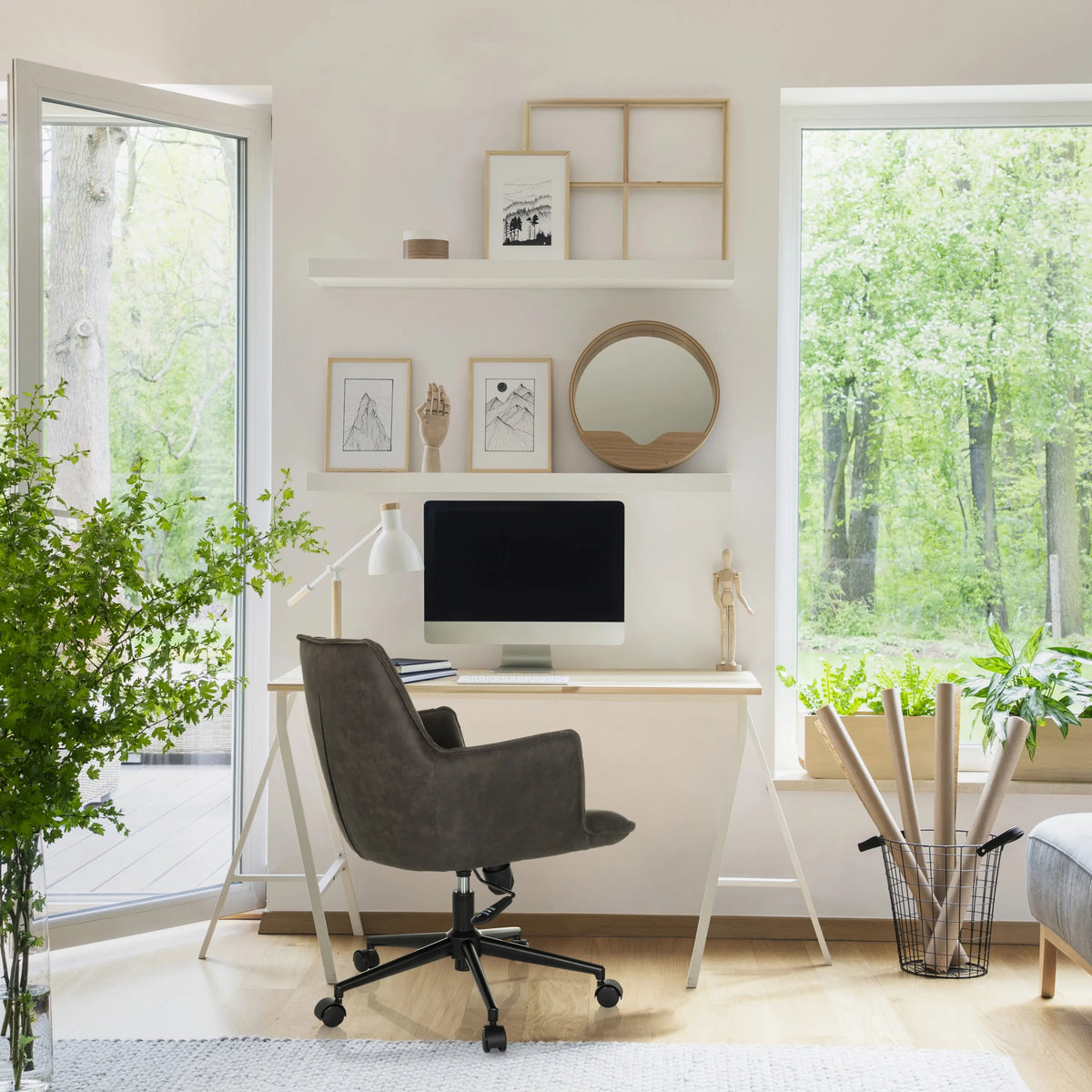 Home Office -toimistotuoli SOLAO LIFE tummanharmaana valkoisen työpöydän ääressä, valmistaja hjh LIVING