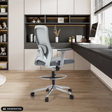 Harmaa Top Work 44 W -korkea työtuoli, jossa on jalkarengas ja verkkoselkänoja, valmistaja hjh OFFICE (tekoälyllä luotu kuva)