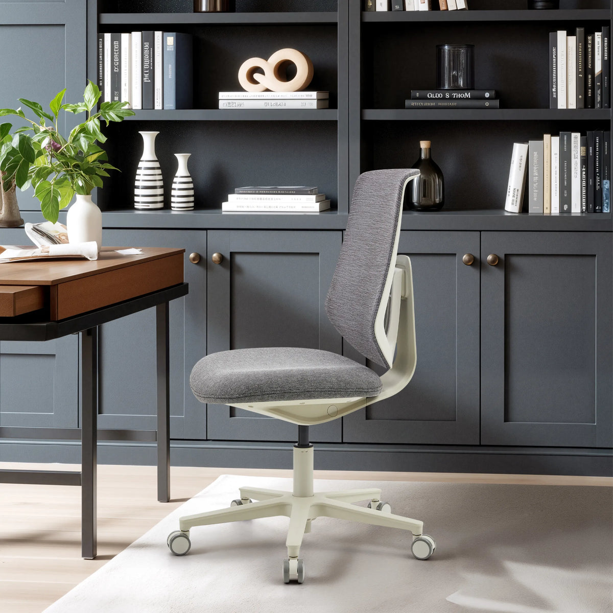 Harmaa Home Office -toimistotuoli Sitflex Lady, jossa on vaalea runko ja pyörät, valmistaja hjh OFFICE