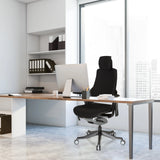 Musta Ammattitason toimistotuoli SPEKTRE BLACK niskatuella ja kangasverhoilulla työpöydän ääressä, valmistaja hjh OFFICE