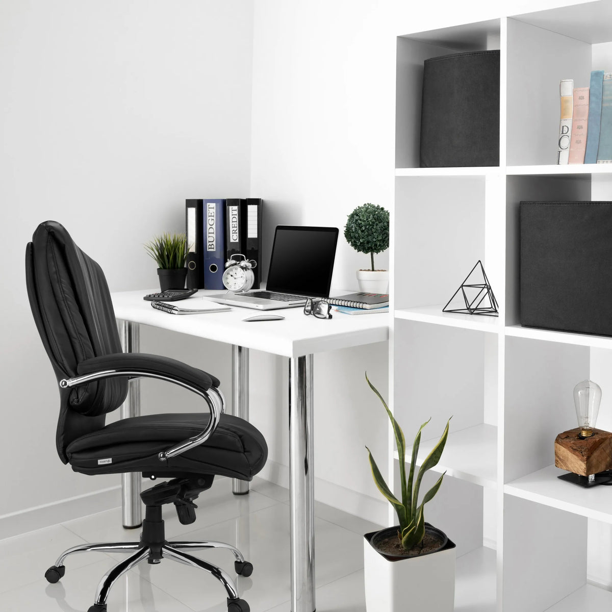 Drehstuhl XXL H 100 aus schwarzem Kunstleder mit verchromtem Fußkreuz von hjh OFFICE