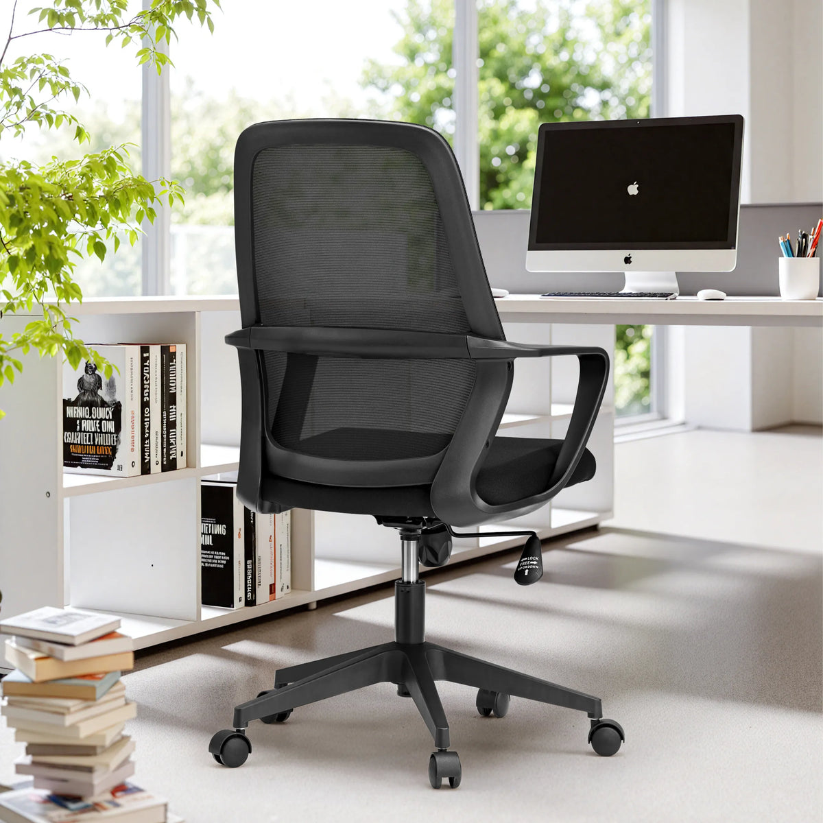 Musta Home Office -toimistotuoli Explorer verkkoselkänojalla ja käsinojilla, valmistaja MyBuero