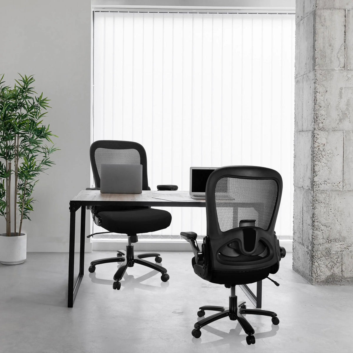 Kaksi mustaa XXL pyörivää tuolia INSTRUCTOR SW I verkkoselkätuella työpöydän ääressä, valmistaja hjh OFFICE