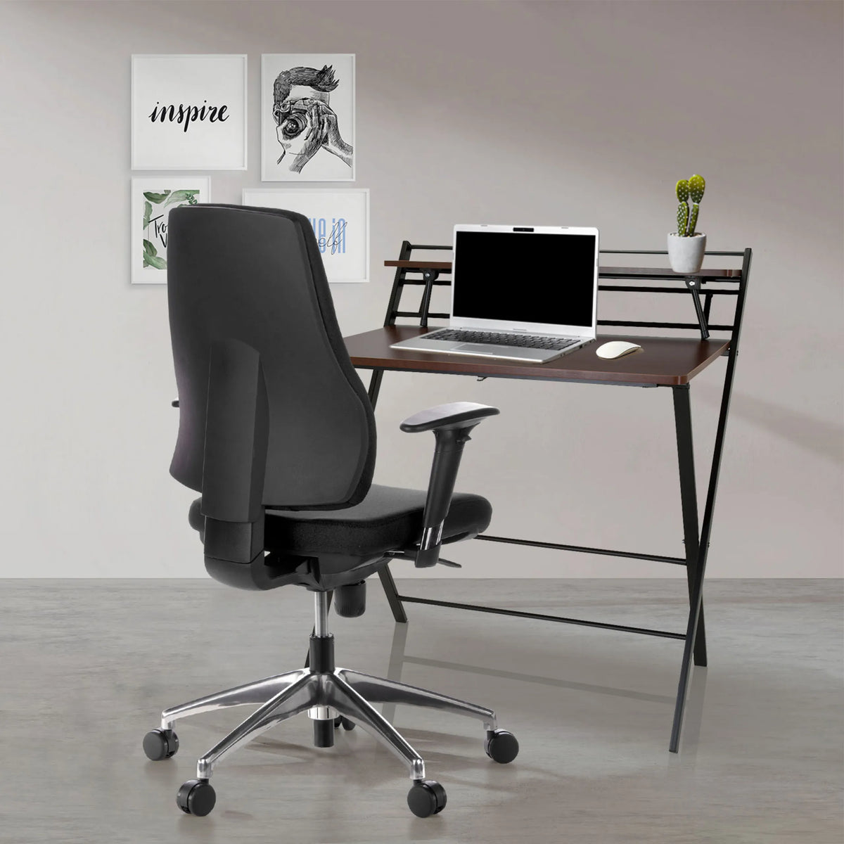 Musta ammattitason toimistotuoli PRO-TEC 200 käsinojilla ja pyörillä työpöydän ääressä, valmistaja hjh OFFICE
