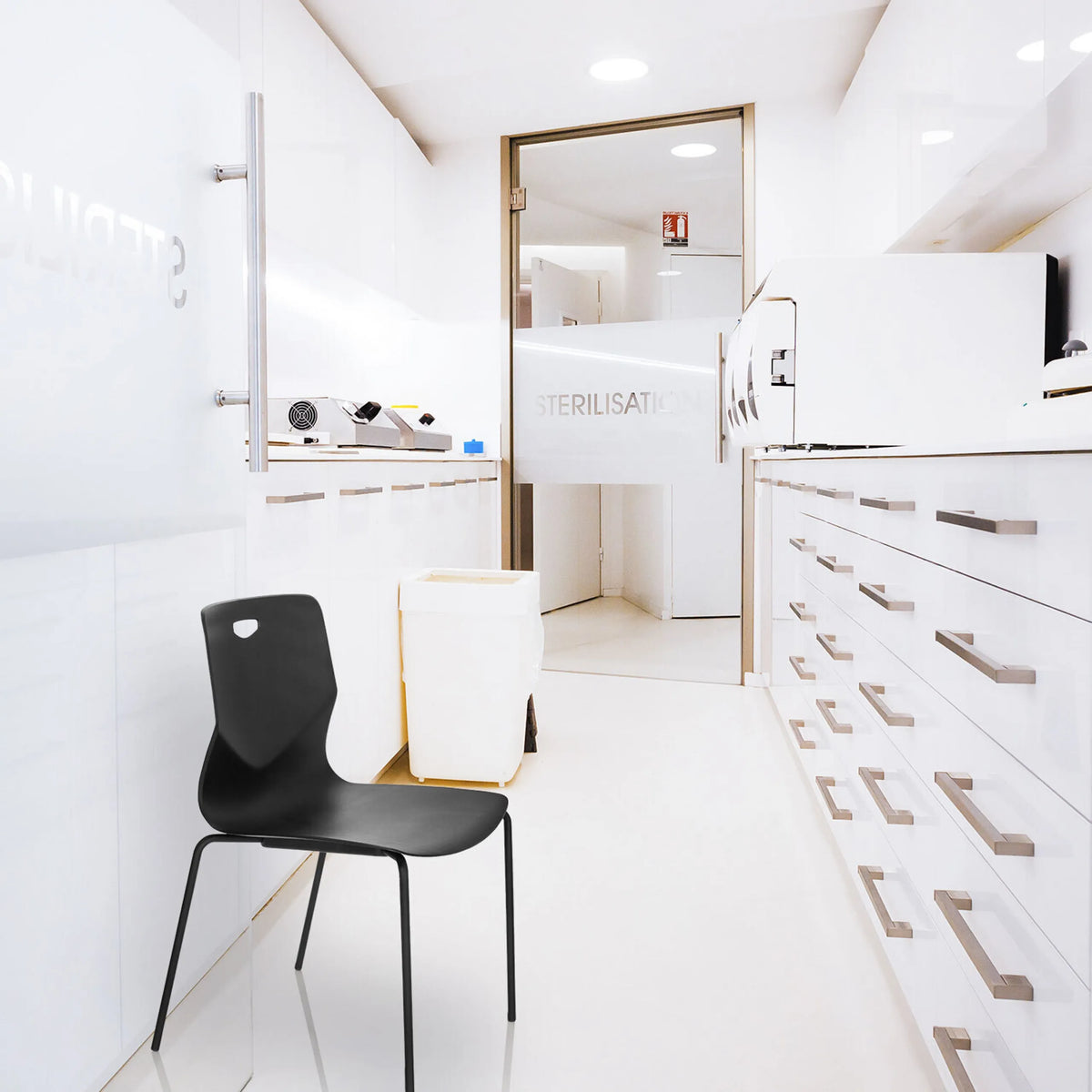 Musta nelijalkainen tuoli T36 V, jossa on minimalistinen istuinkuori, valmistaja hjh OFFICE