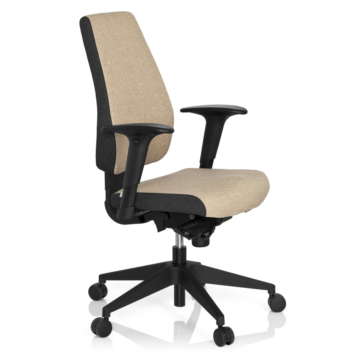 Beige Ammattitason toimistotuoli PRO-TEC 500 käsinojilla ja mustalla viisipyöräisellä jalustalla, valmistaja hjh OFFICE – 360 asteen näkymä (etuviistonäkymä 60°)