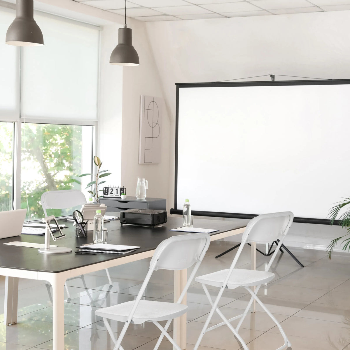 Valkoiset ulkotuolit TUDELA XXL W valoisassa kokoustilassa, valmistaja hjh OFFICE