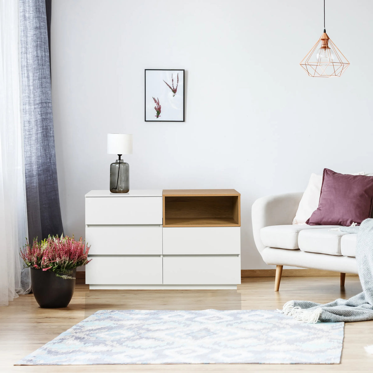 Sivupöytä MELMO S valkoisena ja tammena, jossa on kolme vetolaatikkoa ja avohylly, valmistaja hjh LIVING
