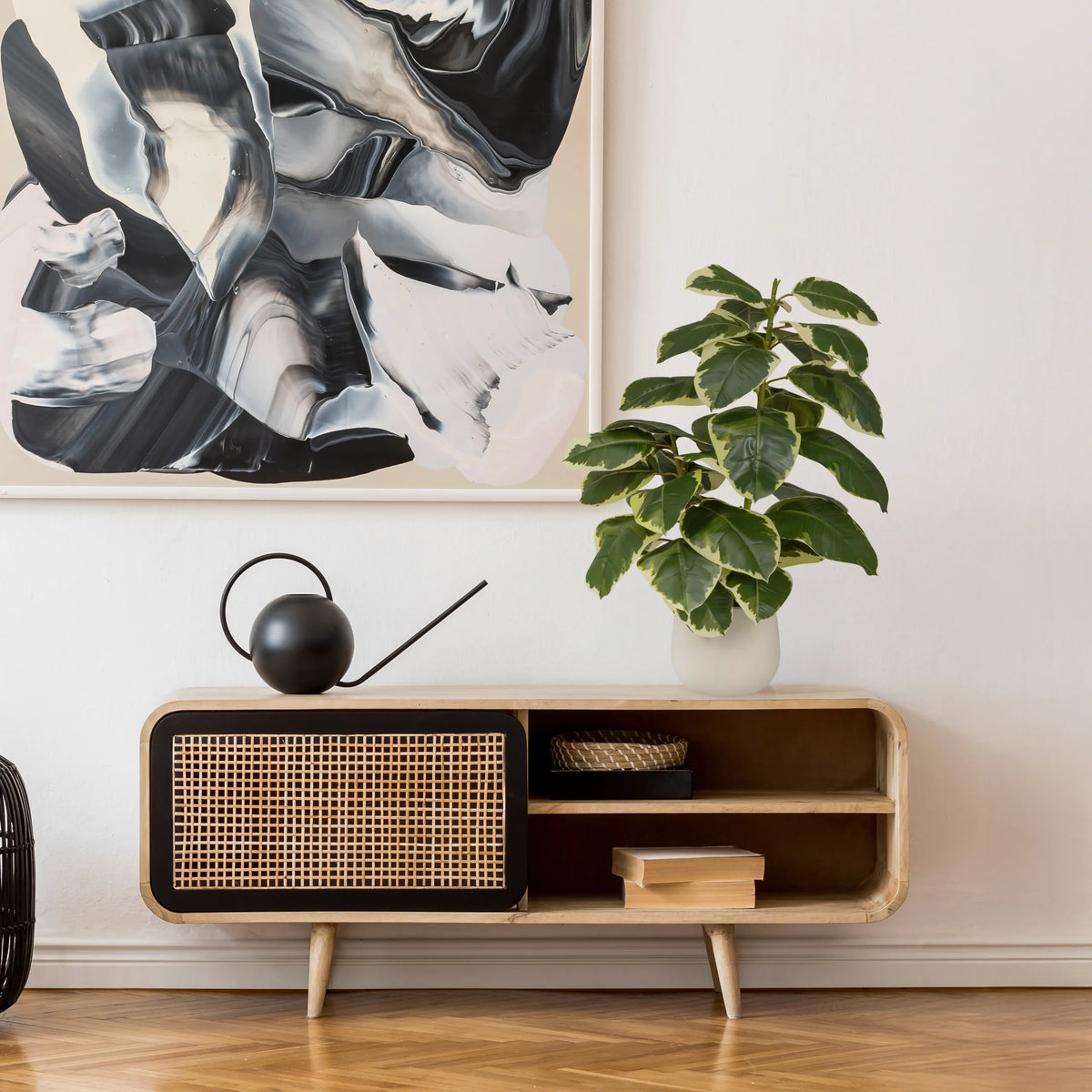 Tekokasvi Ficus 3 vihreänvalkoisena valkoisessa ruukussa lipastolla, valmistaja hjh OFFICE