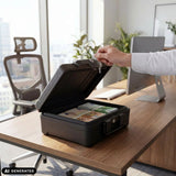 Avattu musta Safe Compact Slim tallelokero ja setelinippuja työpöydällä, valmistaja hjh OFFICE (tekoälyllä luotu kuva)