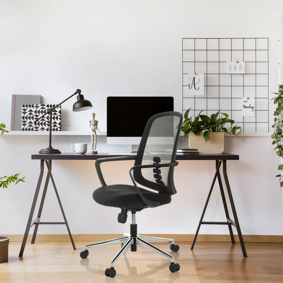 Musta Home Office -toimistotuoli SEDIOLO B, jossa on verkkoselkänoja ja käsinojat, valmistaja hjh OFFICE