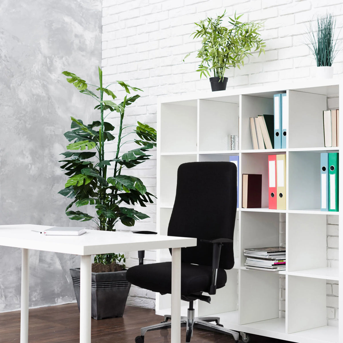 Musta Ammattitason toimistotuoli FORCOM valkoisen hyllyn ja valkoisen työpöydän edessä, valmistaja hjh OFFICE