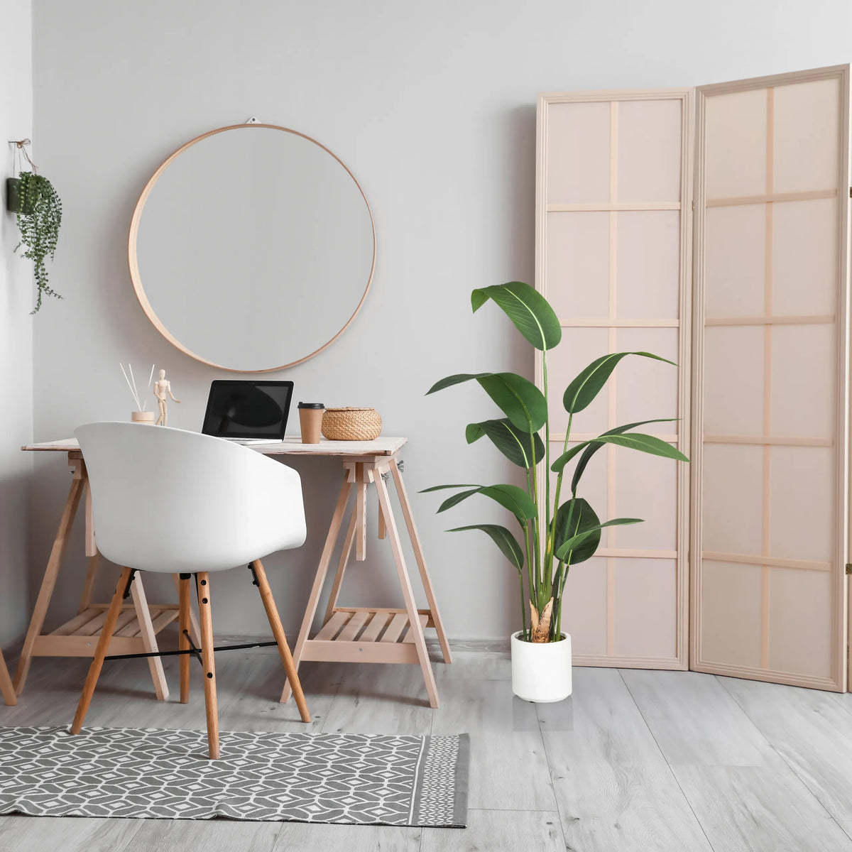 Vihreä tekokasvi STRELITZIA valkoisessa ruukussa valoisassa huoneessa, valmistaja hjh OFFICE
