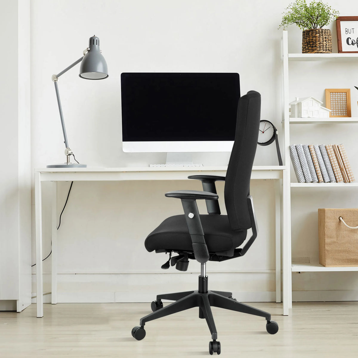Musta ammattitason toimistotuoli PRO-TEC 300 käsinojilla ja pyörillä valkoisen työpöydän ääressä, valmistaja hjh OFFICE
