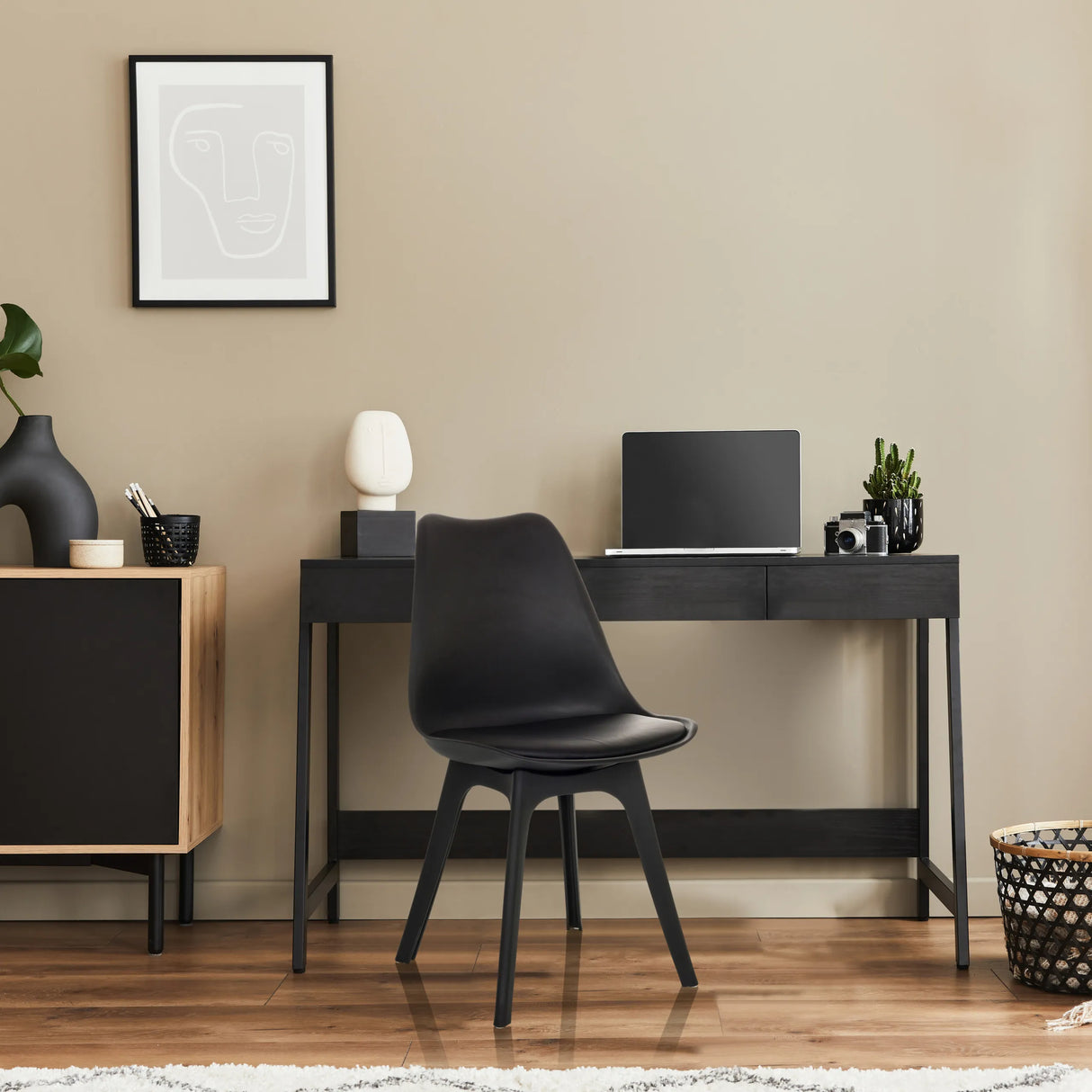 Musta kuppituoli SCANDI P neljällä jalalla valmistaja hjh OFFICE -merkkisen työpöydän edessä