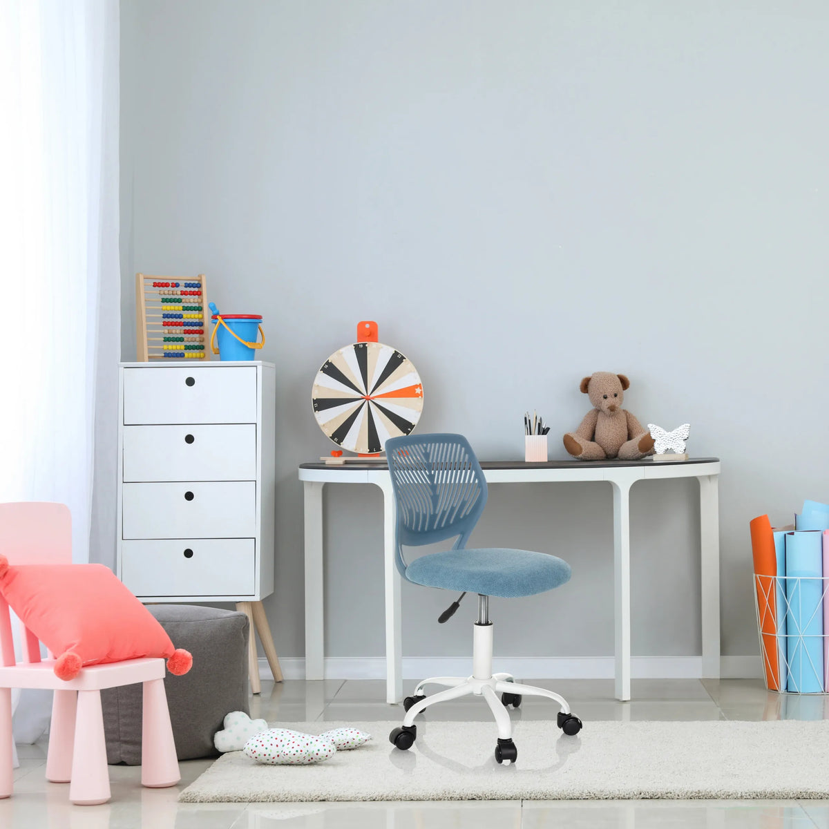 Sininen Lasten pyörivä tuoli KID QW, jossa on kaareva selkänoja ja pyörät, valmistaja hjh OFFICE