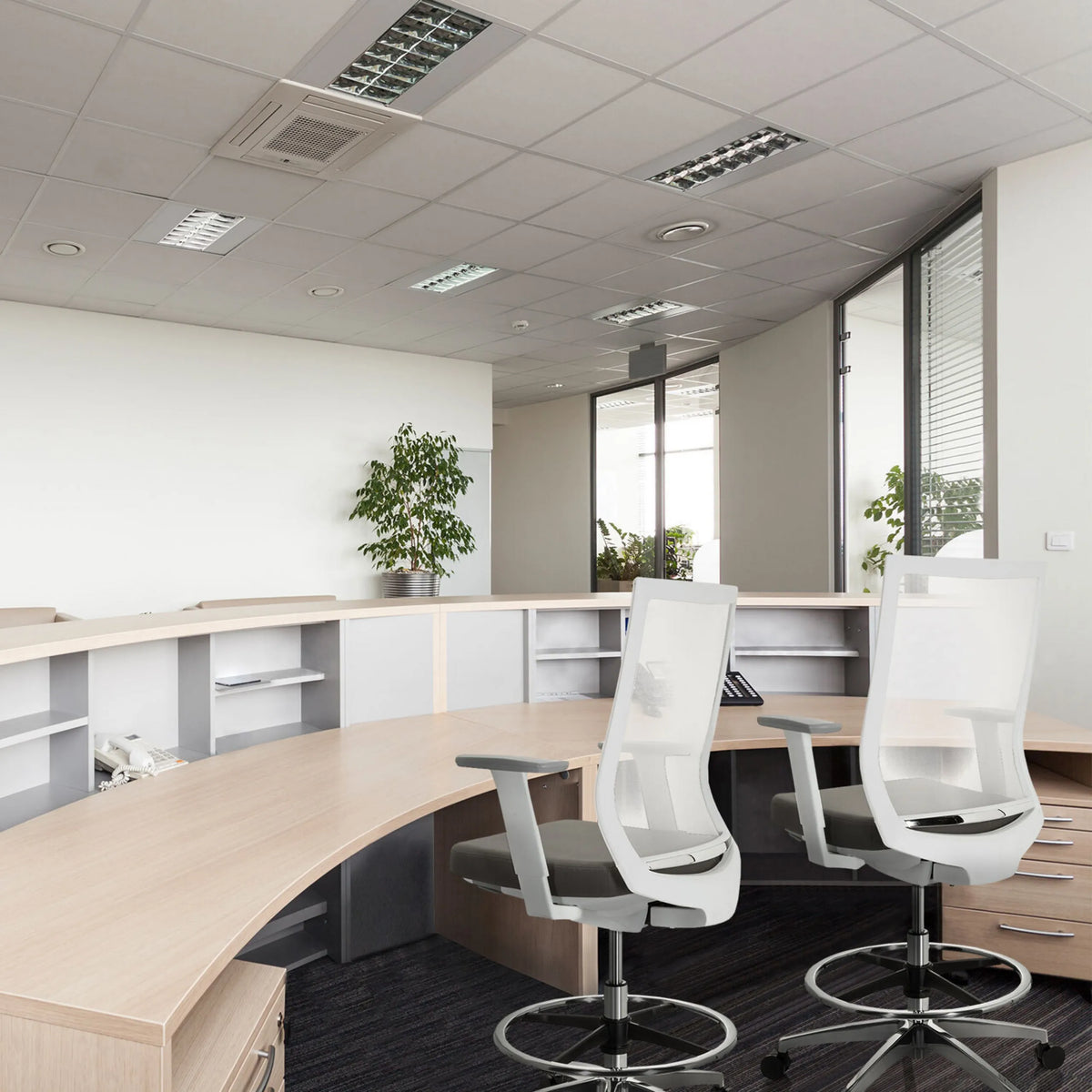 Kaksi harmaata korkeaa työtuolia ASPEN WORK W, joissa on valkoiset selkänojat ja käsinojat, valmistaja hjh OFFICE