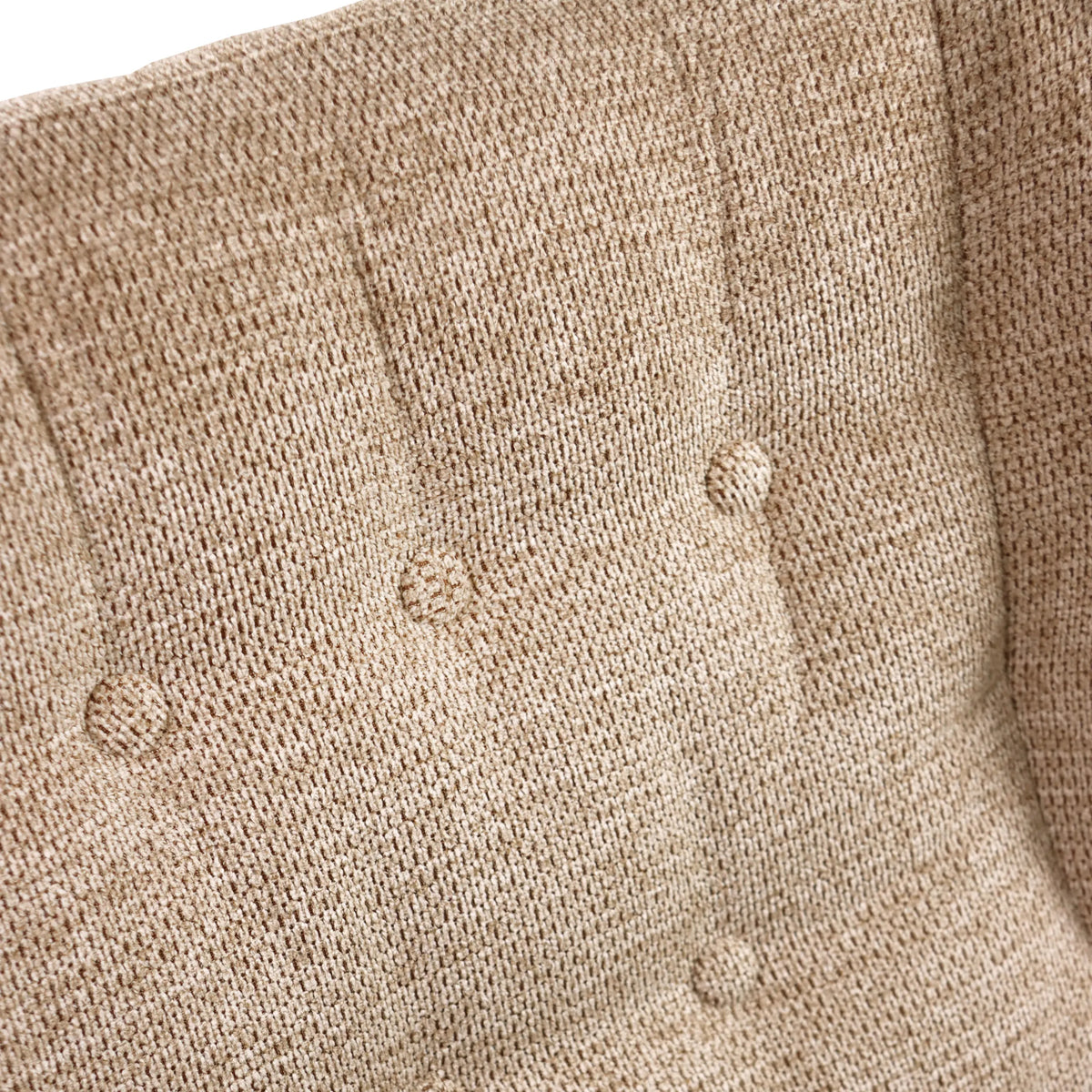 Beige kudottu kangas ja nappitikkaukset pehmustetut nojatuolit HAVENIO, valmistaja hjh LIVING