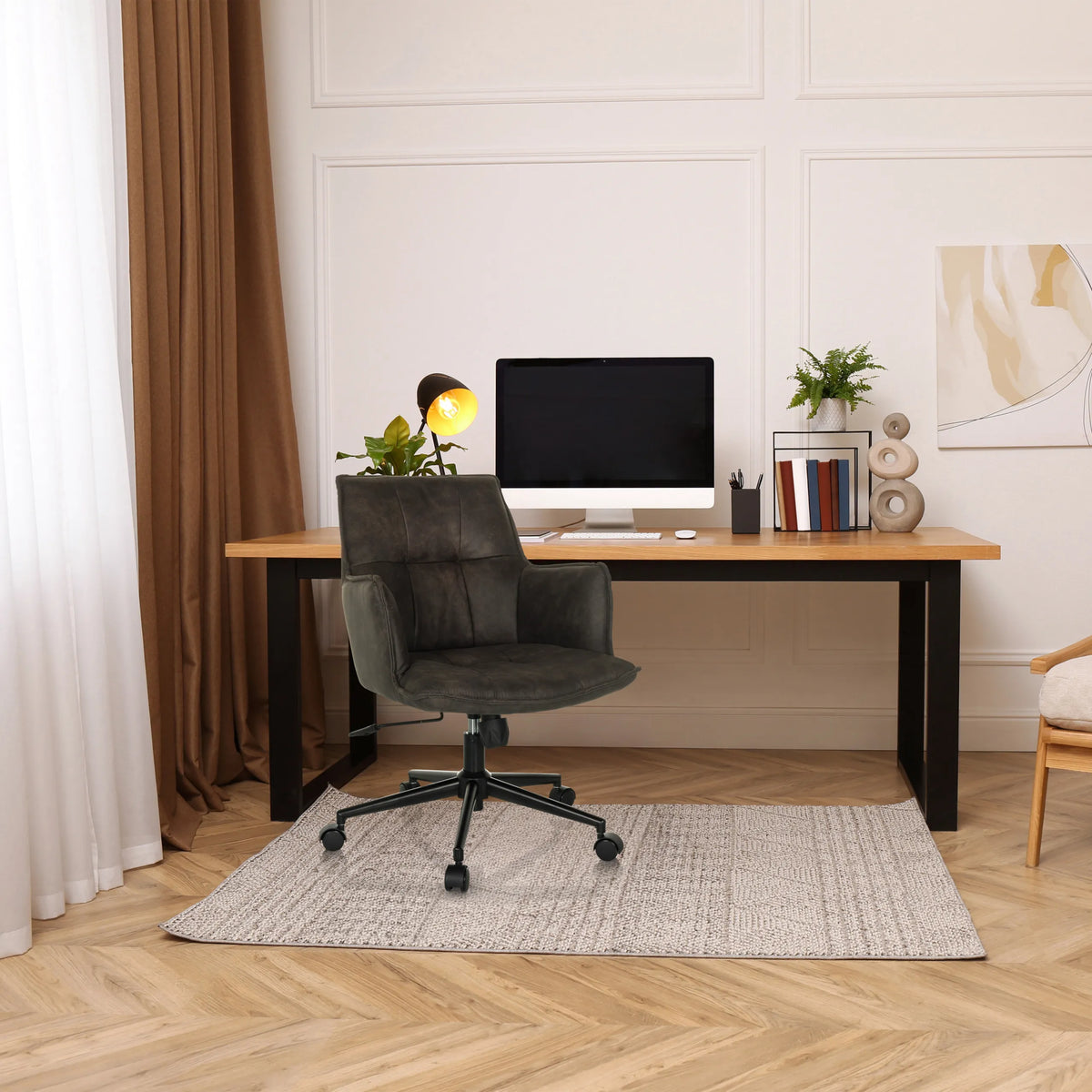 Tummanharmaa Home Office -toimistotuoli SOLAO LIFE pyörillä ja käsinojilla työpöydän edessä, valmistaja hjh LIVING