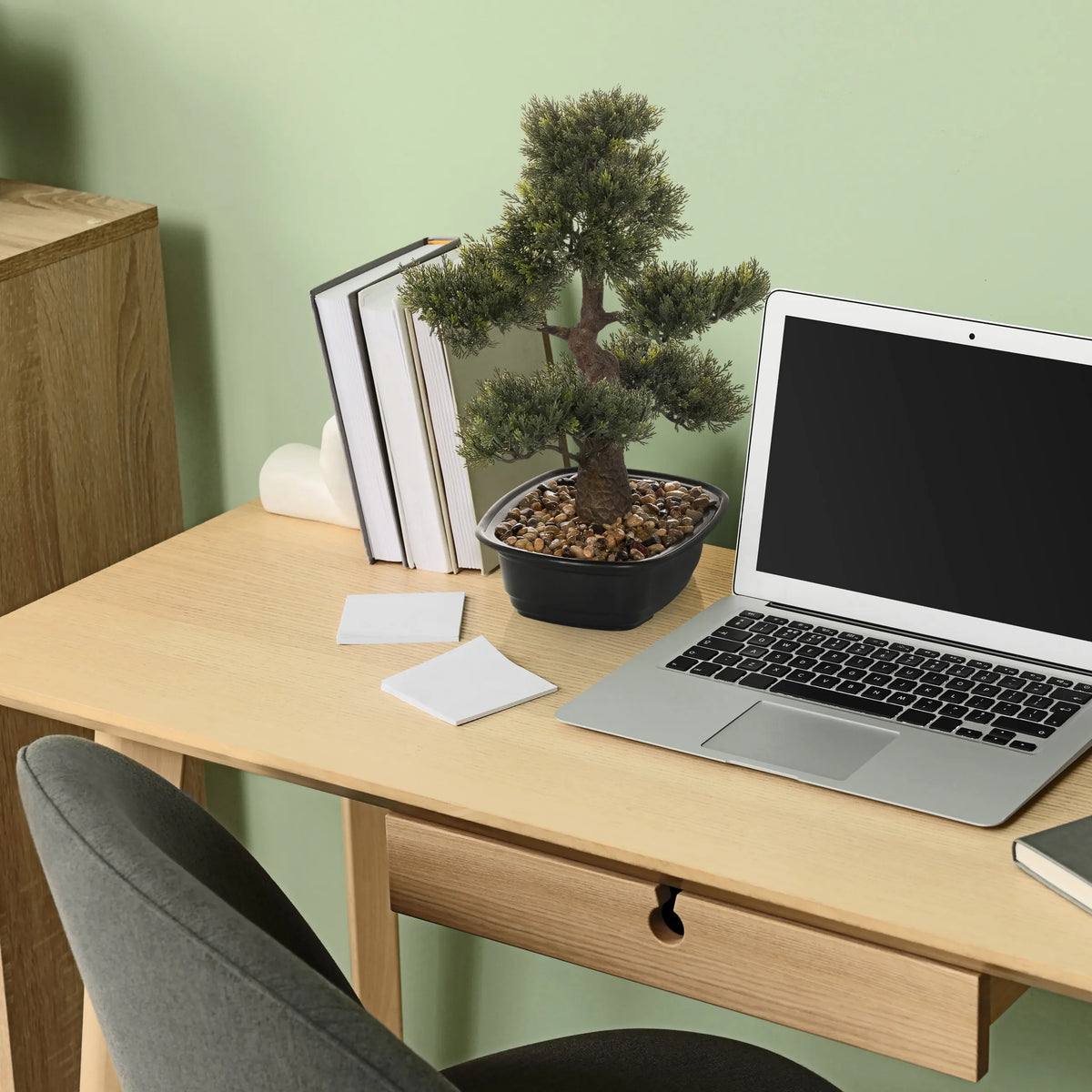 Tekokasvi BONSAI pienen bonsainäköisenä mustassa ruukussa työpöydällä, valmistaja hjh OFFICE