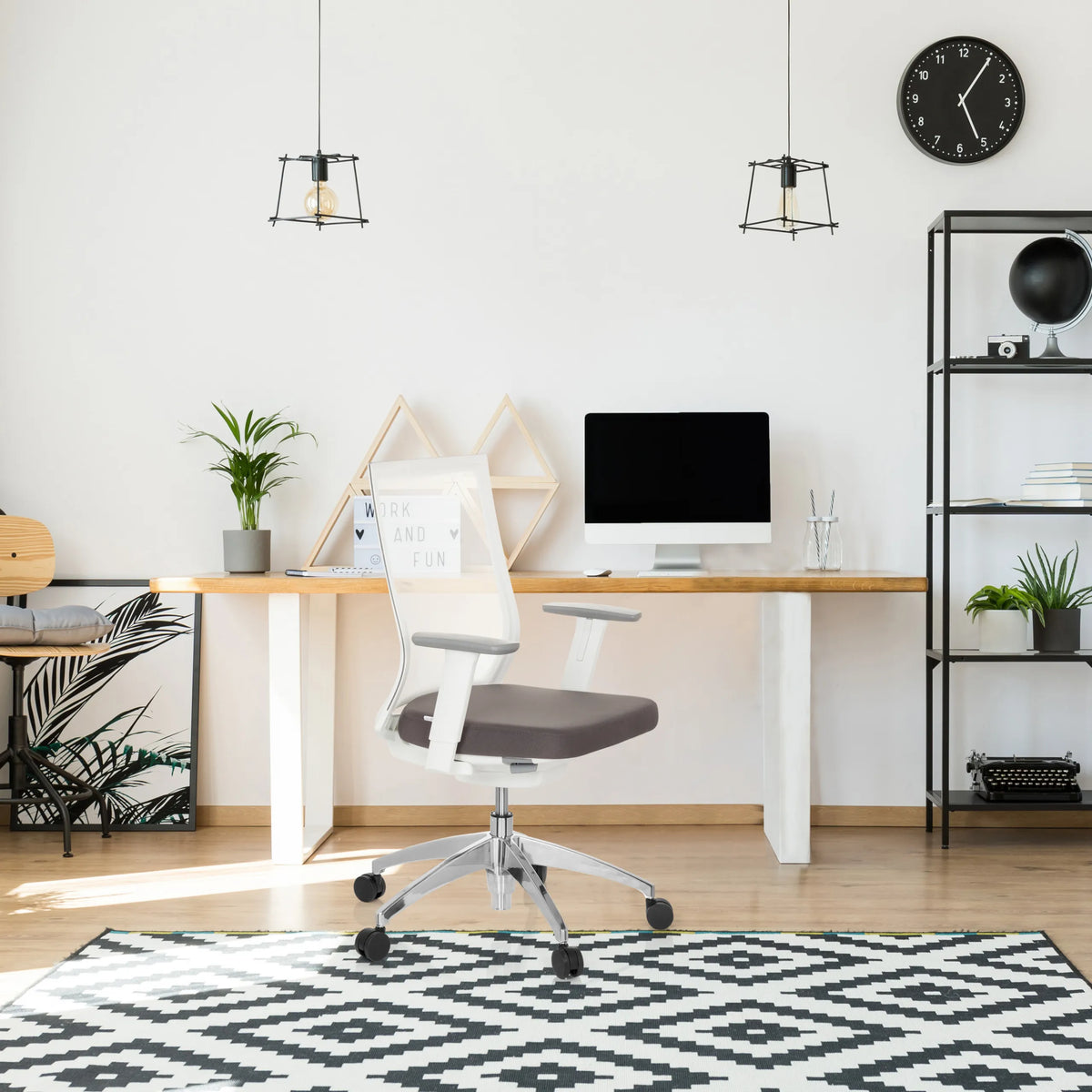 Ammattitason toimistotuoli ASPEN WHITE harmaana ja valkoisena, valkoisella selkänojalla ja käsinojilla, valmistaja hjh OFFICE
