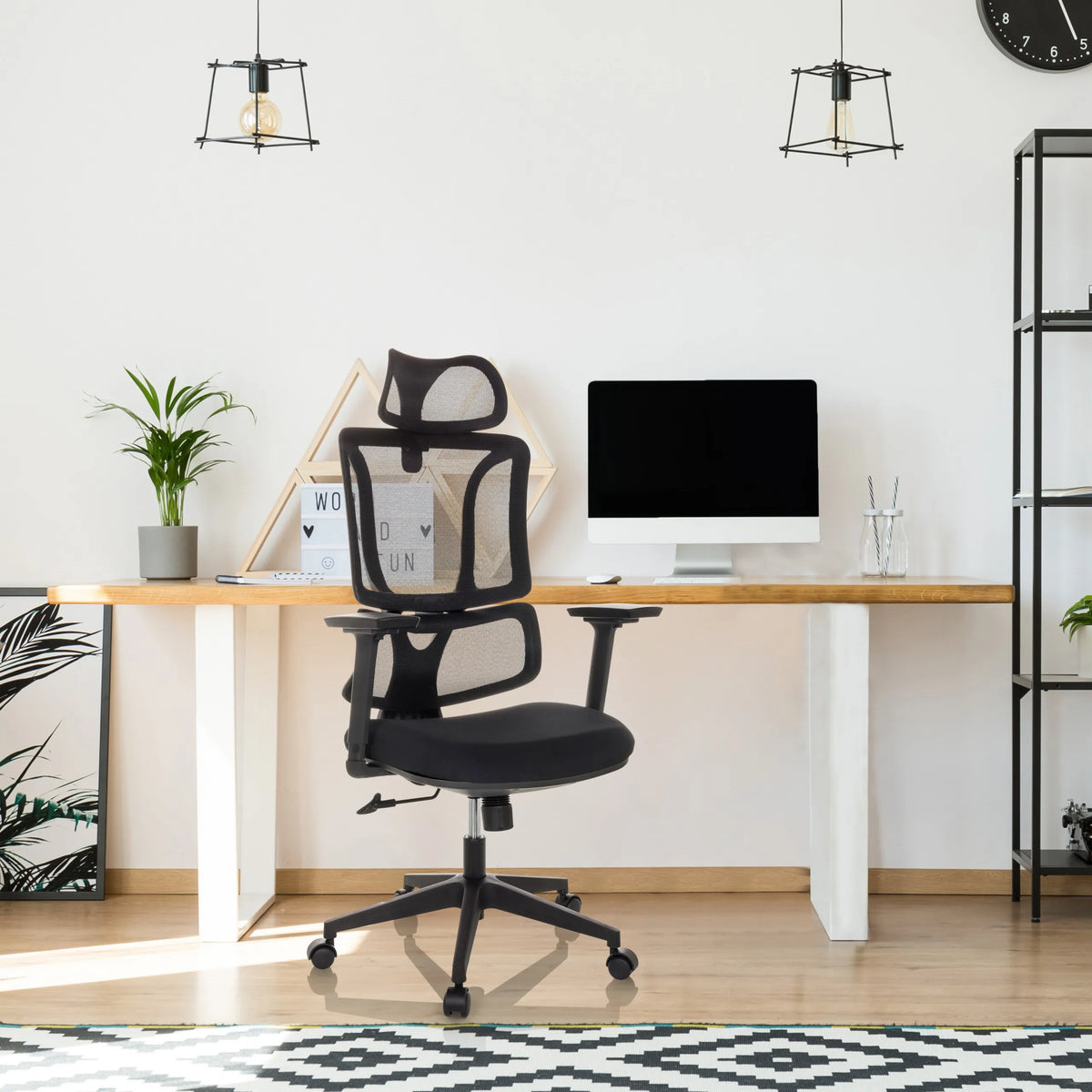Home Office -toimistotuoli ERGOMY verkkoselkänojalla ja mustalla rungolla, valmistaja MyBuero